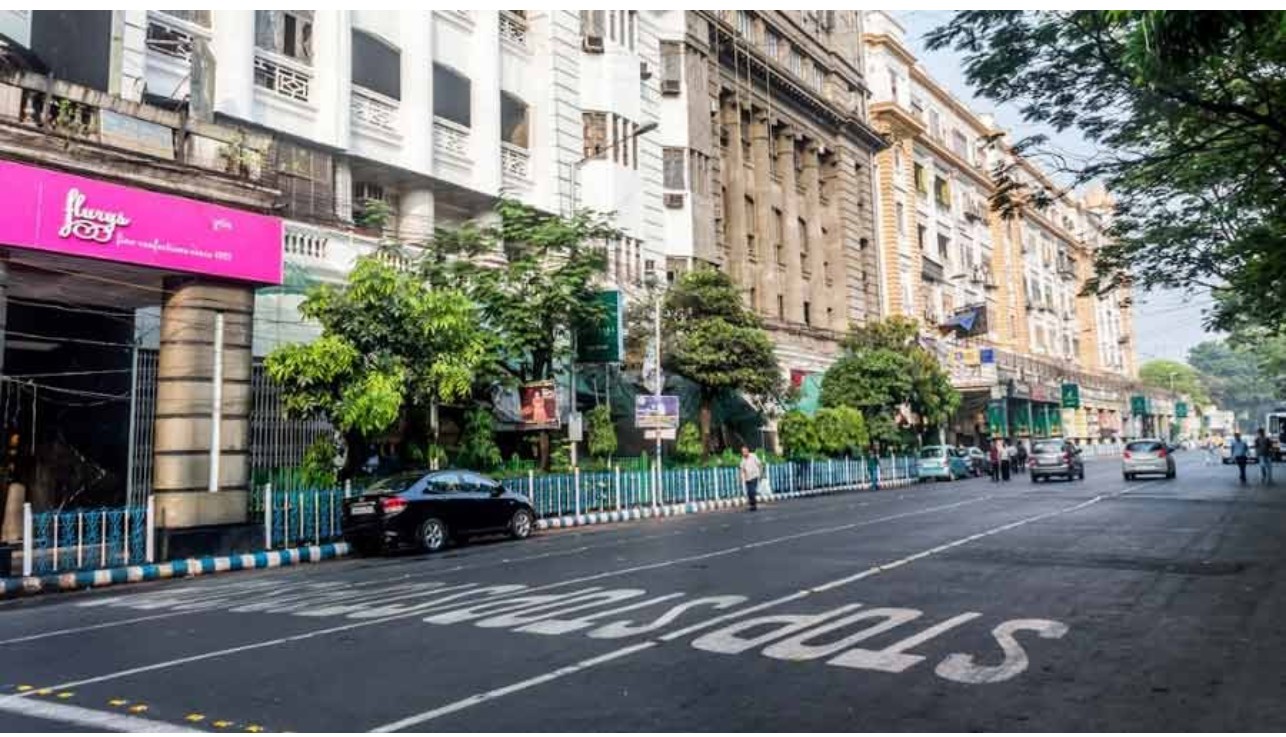 Street scene on Park Street in Kolkata